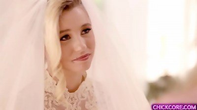 gorgeous young bride Carolina Sweets has sapphic fuckfest with her grannie Julia Ann!